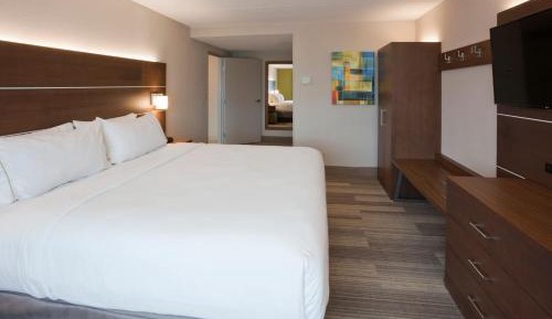 Suite - Hearing Accessible - Non-Smoking