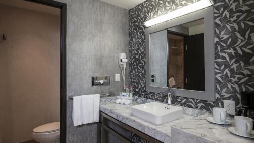 Standard Queen Room with Garden View 