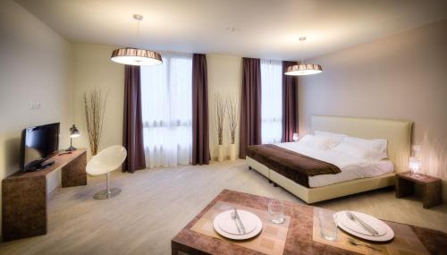 Junior Suite with Kitchen & Pool Access 