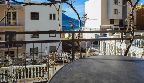 One-Bedroom Apartment with Balcony and Sea View ( 5 Adults)