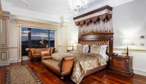 Presidential Suite with Spa Bath and Sauna