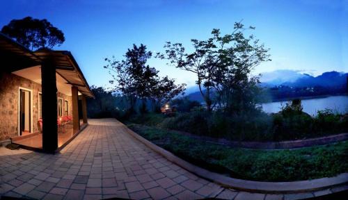 Suite with Lake View