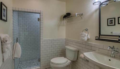 Deluxe King Suite