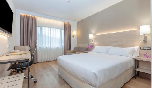 Deluxe Queen Room with Sofa