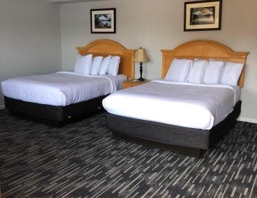 Two Queen Beds (Lake Building)