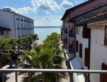 One-Bedroom Apartment with Lake View