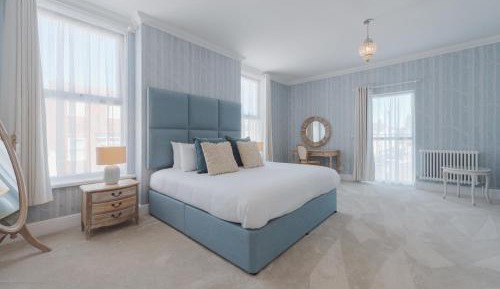 Superior Superking Suite with Bath & Shower