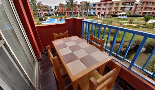 Apartment with Pool View 