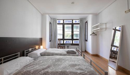 Standard Twin Room with Shared Bathroom