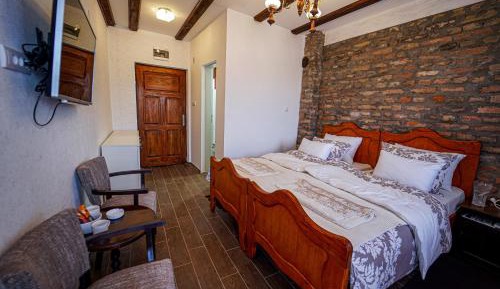 Deluxe Double Room (2 Adults + 1 Child)