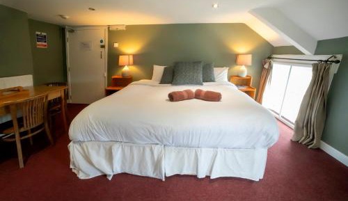 Deluxe Queen Room