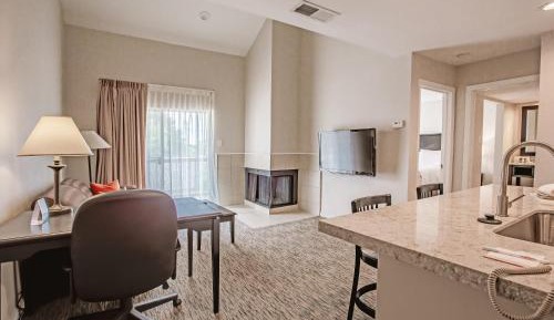 One Bedroom King Suite- Non-Smoking