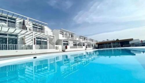 Apartment with Pool View 