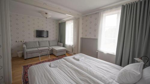 Economy Family Room