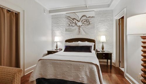 Intimate Queen Bed - No Window