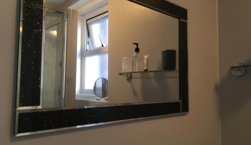 Single Deluxe Room with Private Bathroom