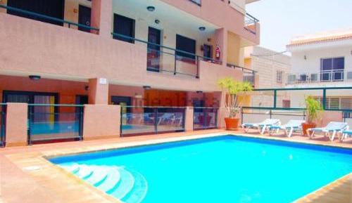 Apartment with Pool View 