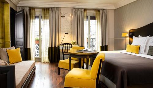 Deluxe Room with Opera View and Balcony