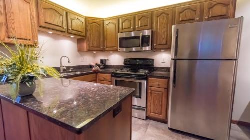 One-Bedroom Queen Suite with Spa Bath