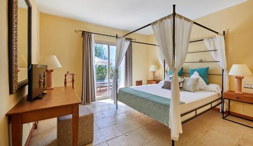 Deluxe Suite with Spa Bath