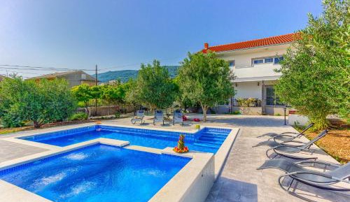 Apartment with Pool View 