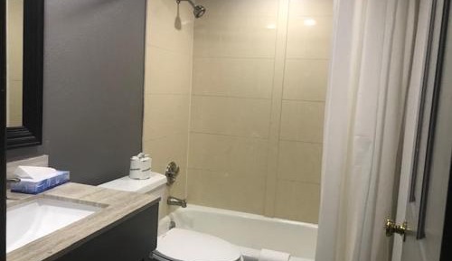 Deluxe Queen Suite