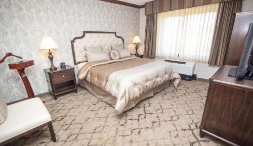 Deluxe King Suite