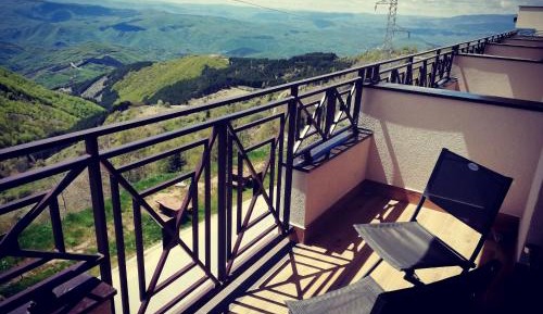 Apartment with Mountain View