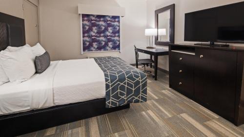 Queen Room with Mobility Accessible Bathtub