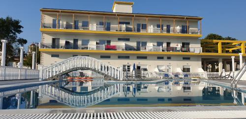 Apartment with Pool View 