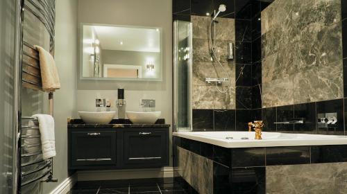 Deluxe King Room with Jacuzzi Bath