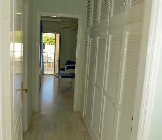 Deluxe One-Bedroom Apartment with side-view 