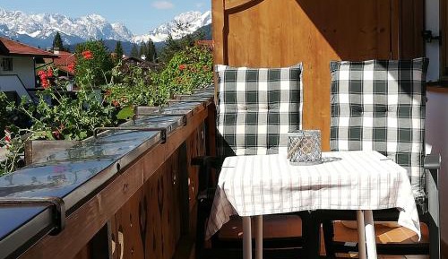 Apartment with Balcony and Mountain View