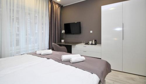 Deluxe Double Room (2 Adults + 1 Child)