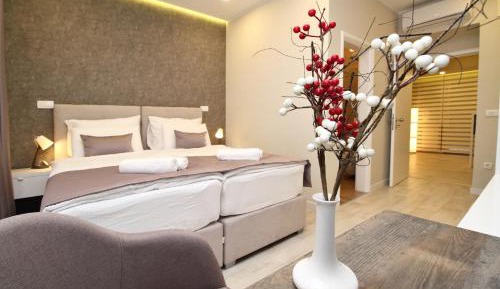  Deluxe Double Room (2 Adults + 1 Child)