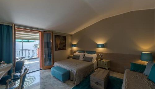 Junior Suite with Terrace and Sea View