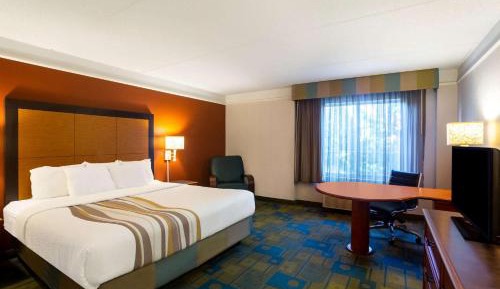 Deluxe King Room - Non-Smoking