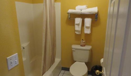 2 Queens, Pet Friendly