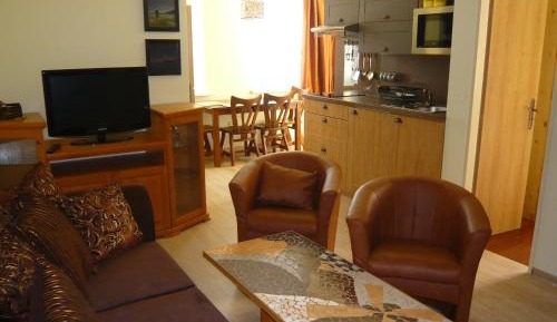 One-Bedroom Apartment (5 Adults)