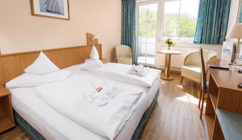 Double Room with Balcony and Side Sea View