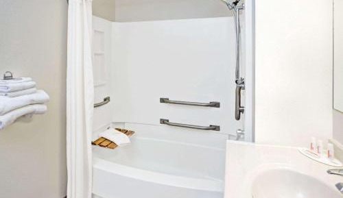 Queen Room - Mobility Access/Non-Smoking