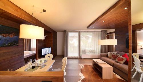 Two-Bedroom Apartment with 2 bathrooms and Balcony - Tofana