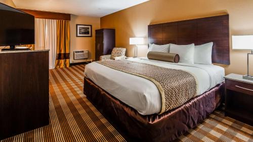 King Room with Roll-In Shower - Disability Access/Non-Smoking