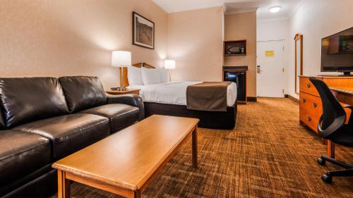 Queen Room with Sofa Bed - Non-Smoking