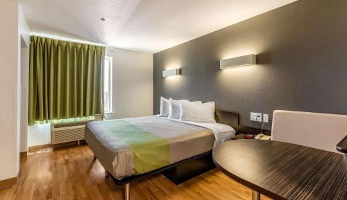 Deluxe King Room - Non-Smoking