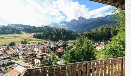 Apartment with Mountain View