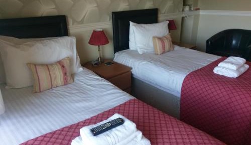 Twin Room with Ensuite Bathroom
