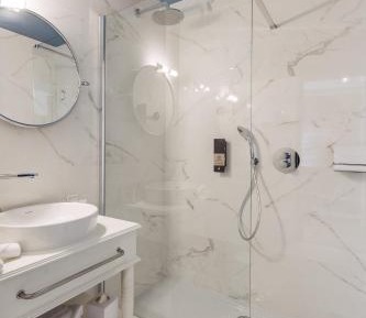 Hamptons twin room streetview