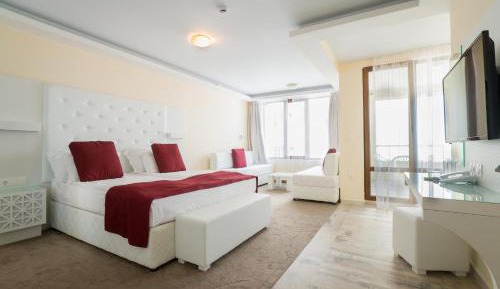 Deluxe Double Room (2 Adults + 2 Children)	