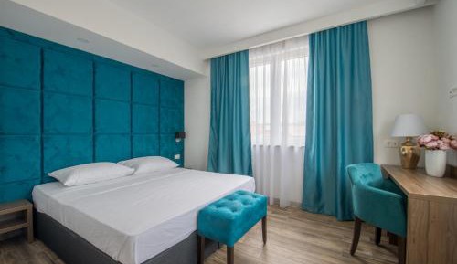 Deluxe Double Room (2 Adults + 1 Child)